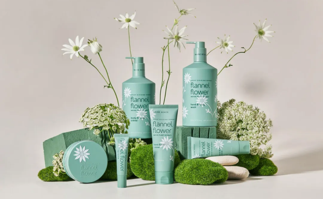 以花为设计灵感的护肤品包装，融合视觉与触感的双重优雅之美。