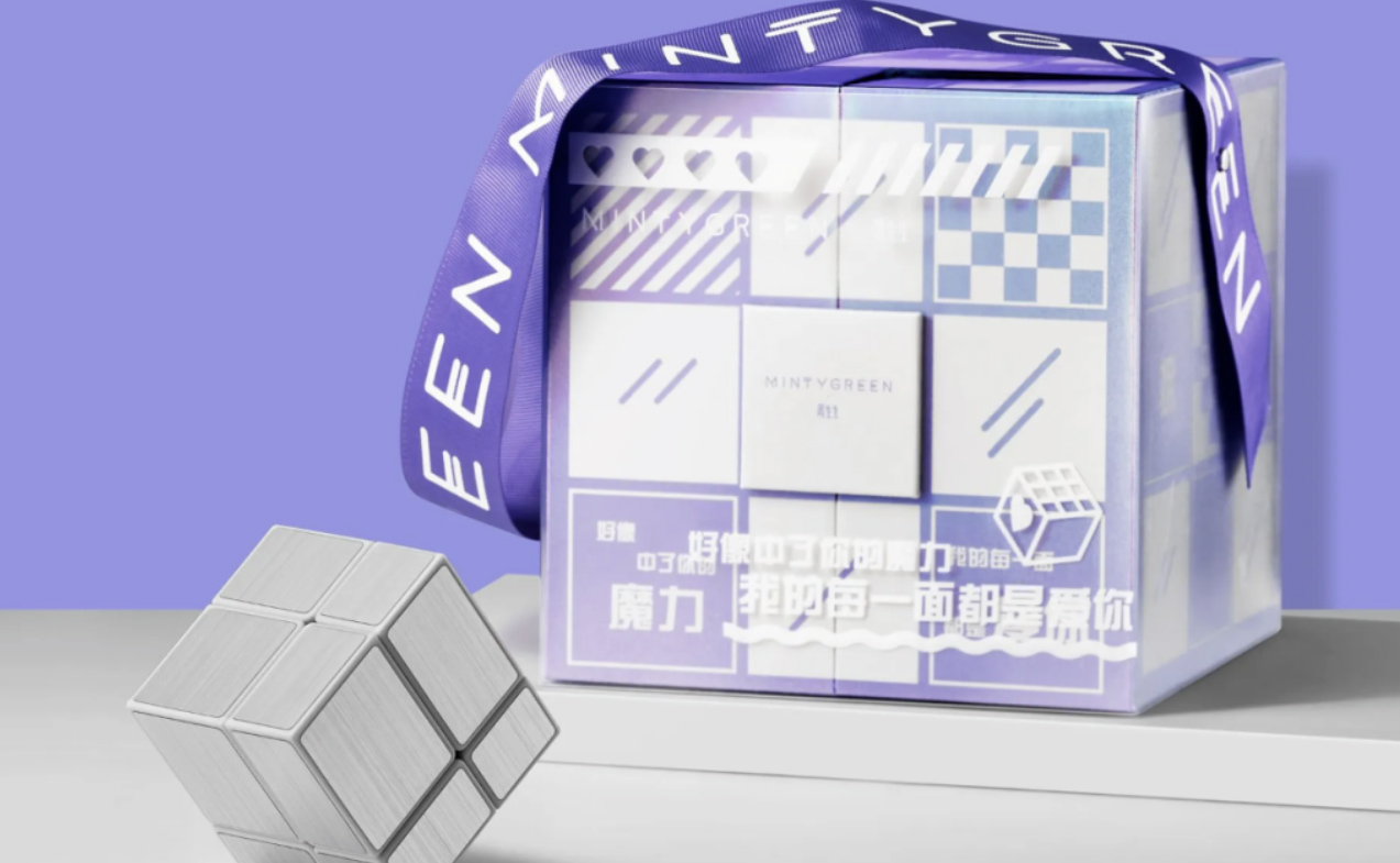 魔方礼盒：融合了激光抛光的彩虹色外观
